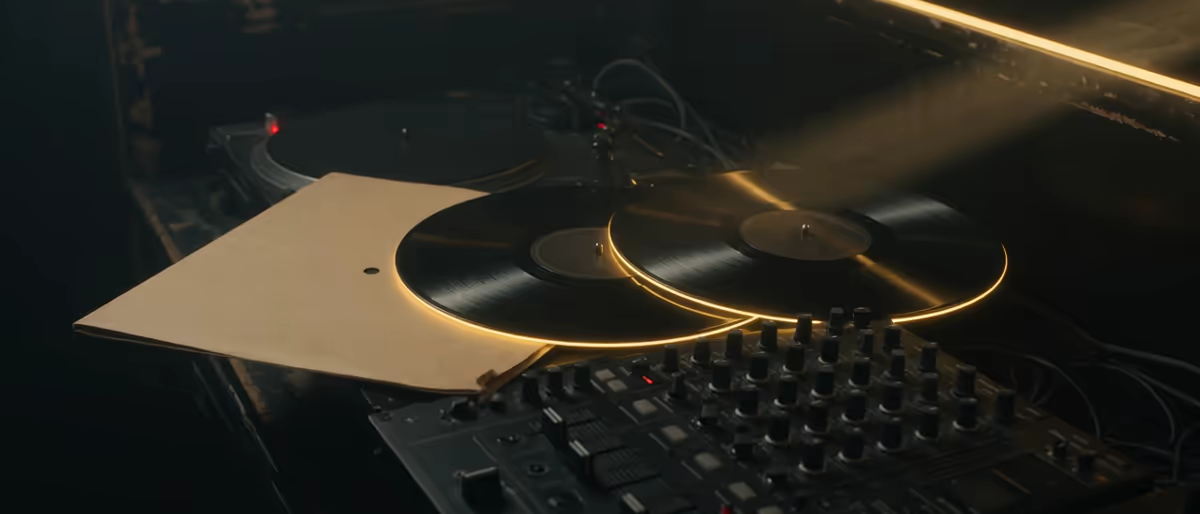 Etichette Human-Made vs AI-Assisted su Traxsource: regole dello store DJ 2026